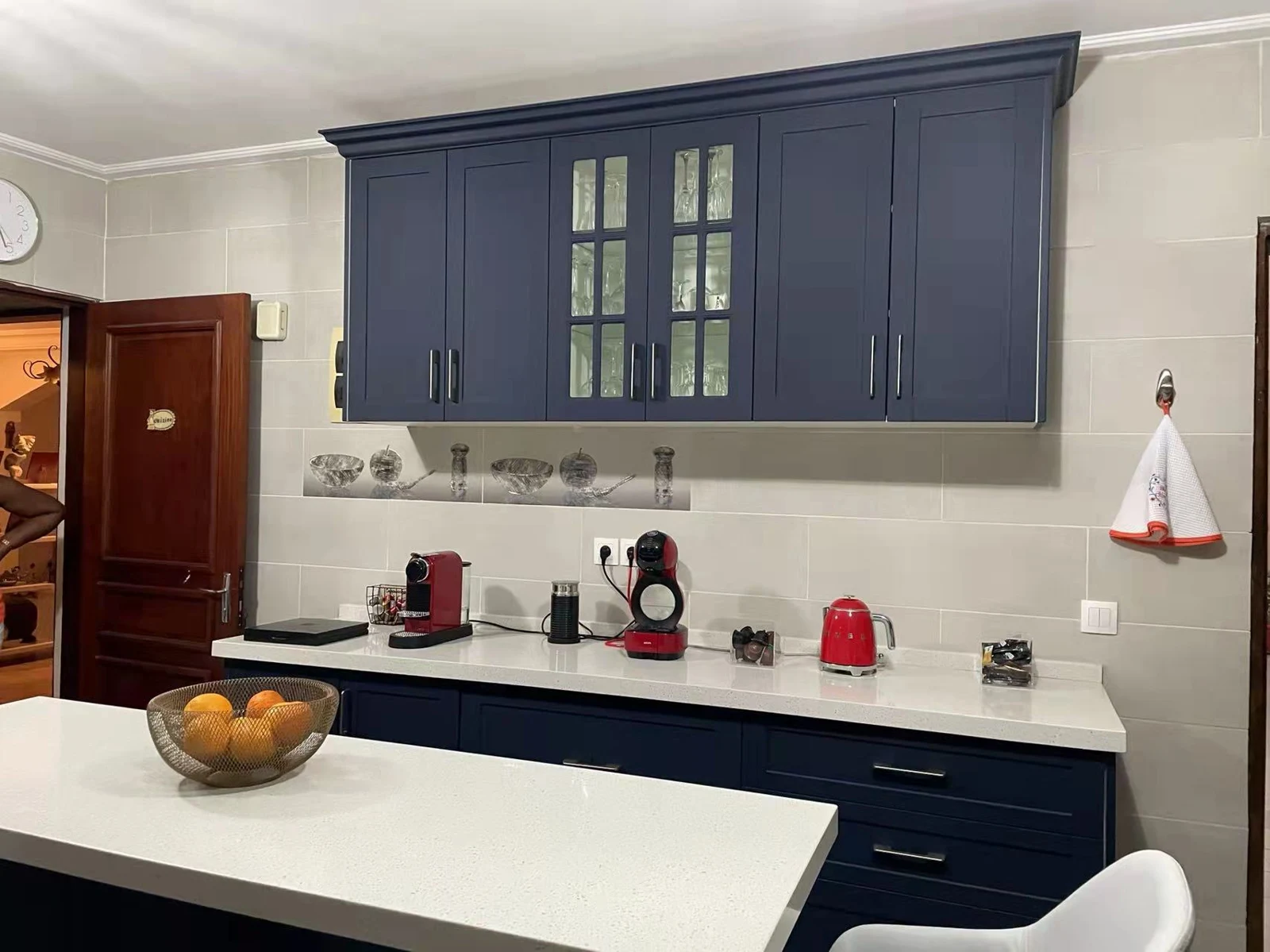 Colombe project kitchen with navy shaker cabinetry installed around the room